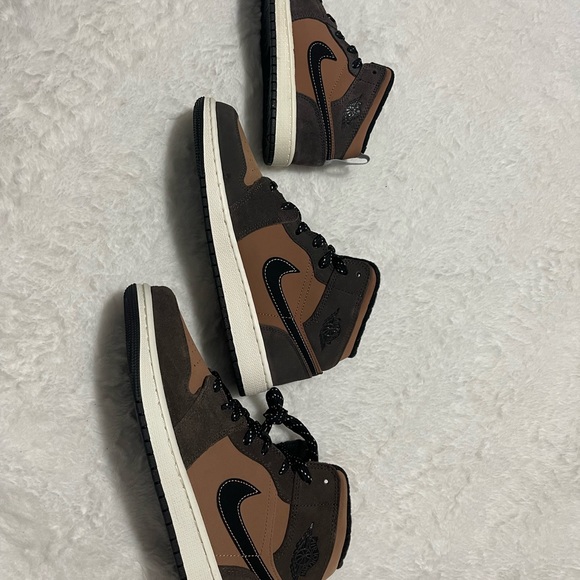 ‼️SOLD‼️AIR JORDAN 1 MID SE GS SIZE 6y BOYS - Picture 2 of 2